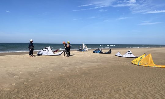 Cours de kitesurf sur la plage